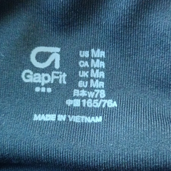 GapFit Mid Rise Capri - Picture 8 of 13